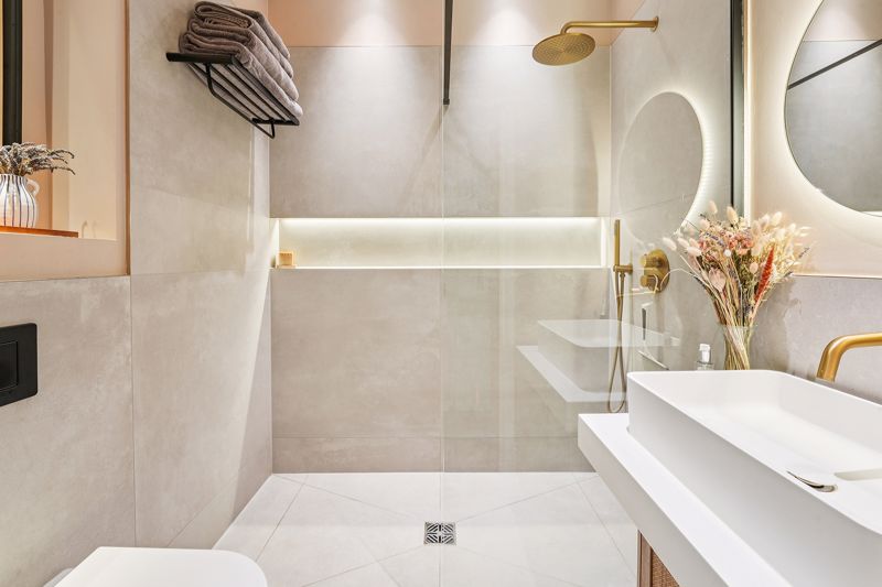 Downstairs Bathroom - click for photo gallery